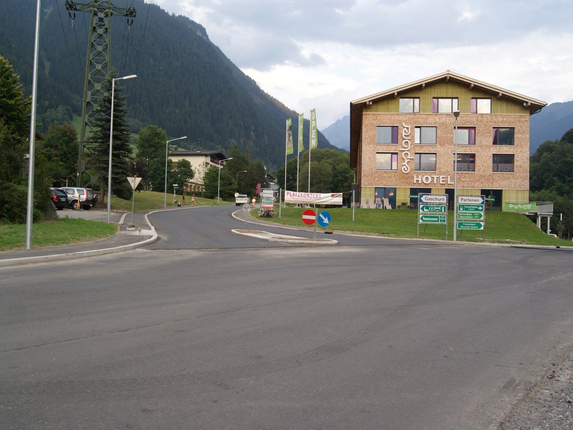 Aufgrund der Aufbringung des Feinasphaltes kommt es zu Sperren. Aufgrund der Aufbringung des Feinasphaltes kommt es zu Sperren.