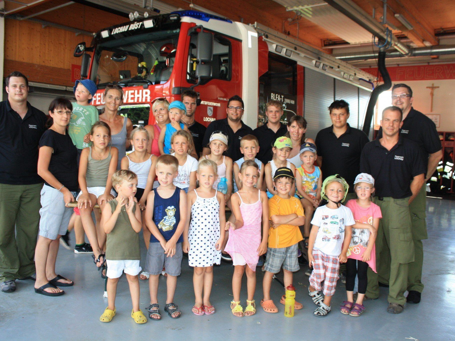 „Lochauer Ferienkalender 2013": Der Nachmittag bei der Feuerwehr war für alle ein tolles Erlebnis. „Lochauer Ferienkalender 2013": Der Nachmittag bei der Feuerwehr war für alle ein tolles Erlebnis.