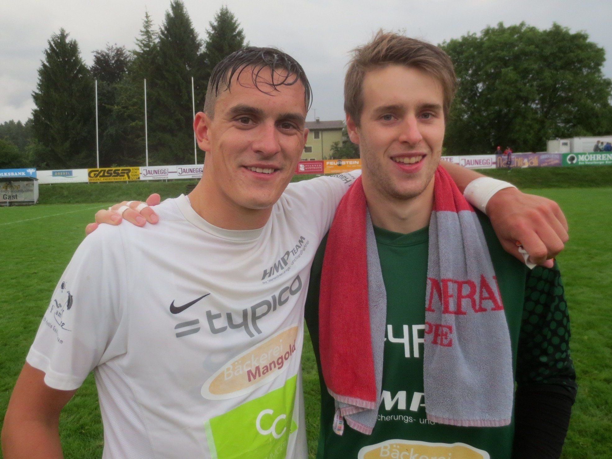 Goldtorschütze Ricardo Jacobi und Super-Tormann Lukas Holzner waren die „Helden" in einer stark aufgestellten Mannschaft. Goldtorschütze Ricardo Jacobi und Super-Tormann Lukas Holzner waren die „Helden" in einer stark aufgestellten Mannschaft.