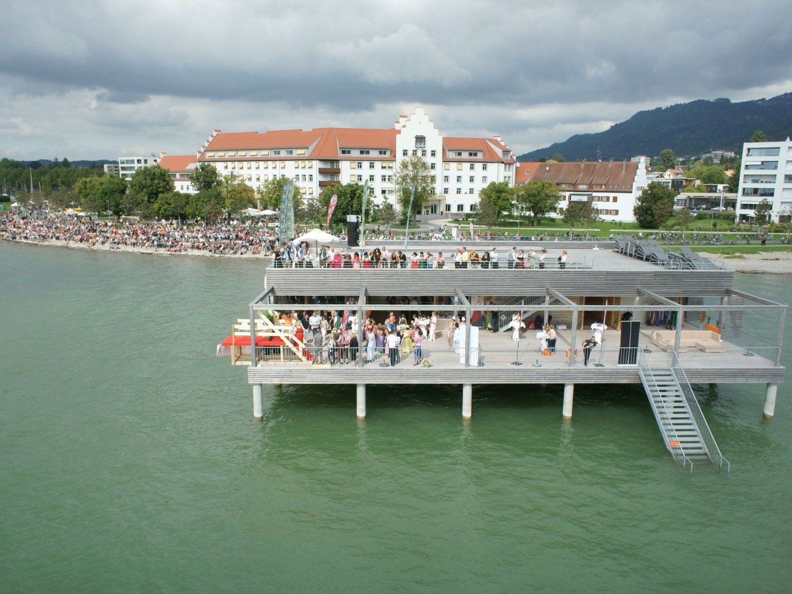 „Gössl lässt die Dirndln fliegen" – Kultevent am Bodensee auf dem Badehaus des Seehotel Am Kaiserstrand in Lochau. „Gössl lässt die Dirndln fliegen" – Kultevent am Bodensee auf dem Badehaus des Seehotel Am Kaiserstrand in Lochau.