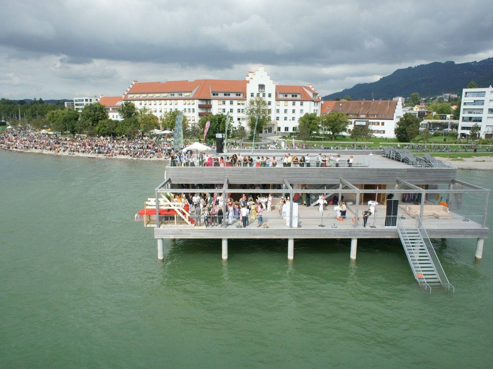 „Gössl lässt die Dirndln fliegen" – Kultevent am Bodensee auf dem Badehaus des Seehotel Am Kaiserstrand in Lochau.