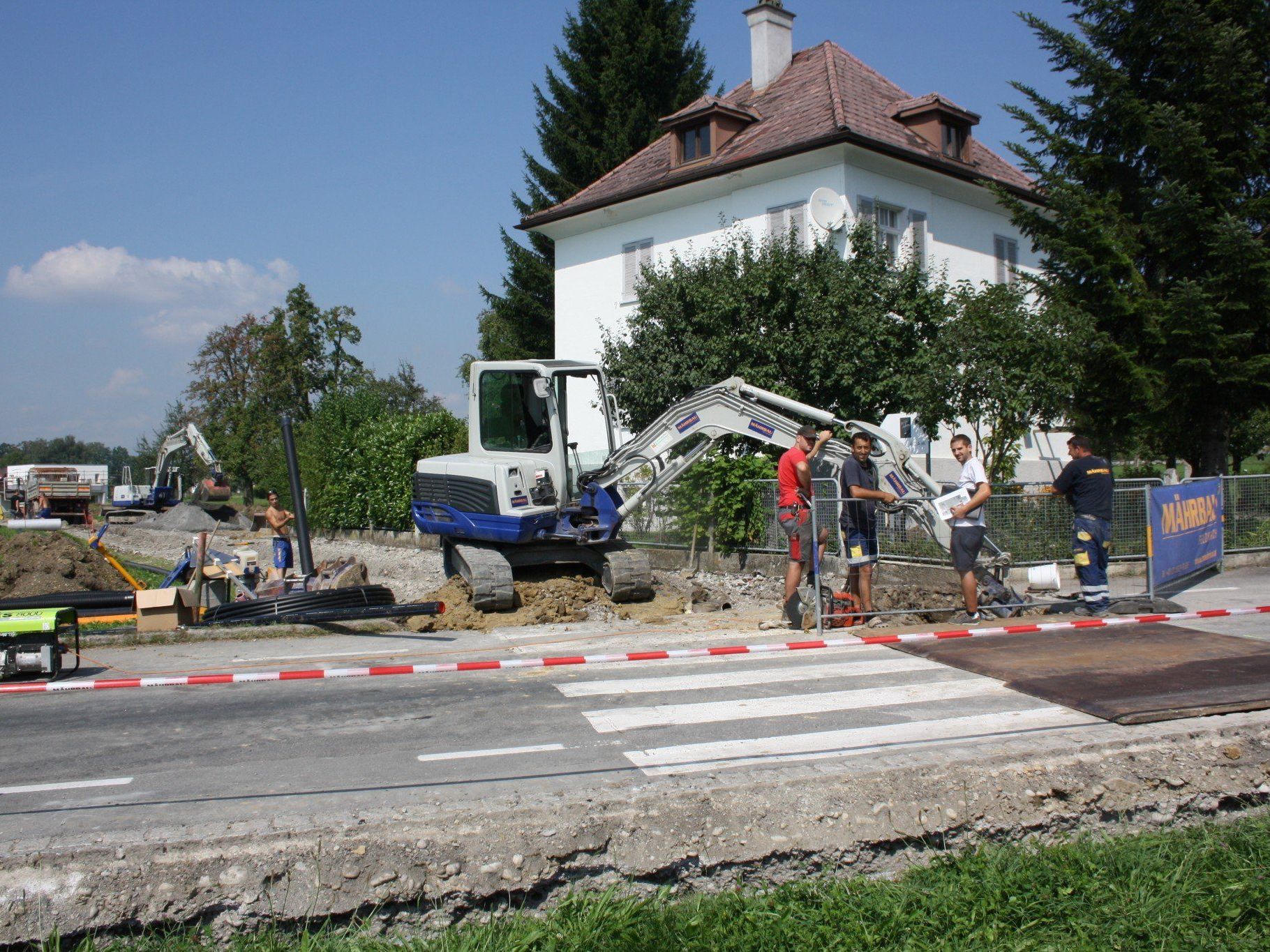 Querung Bahnhofstraße für die notwendigen Versorgungsleitungen samt Installation eines neuen Wasseranschlussschiebers im „Kurzglend". Querung Bahnhofstraße für die notwendigen Versorgungsleitungen samt Installation eines neuen Wasseranschlussschiebers im „Kurzglend".