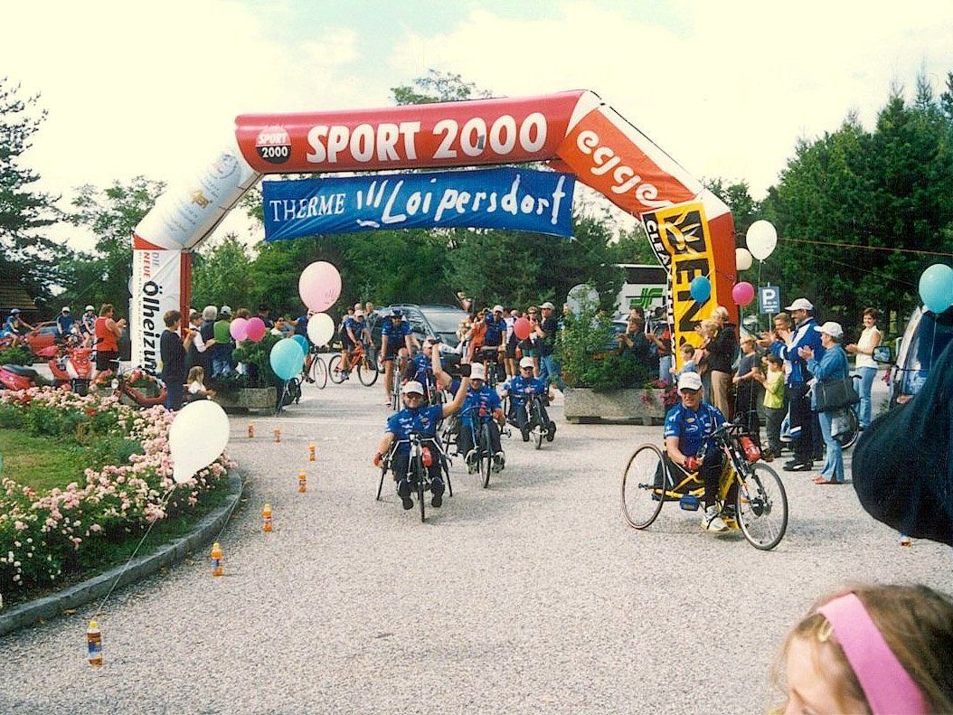 Am Mittwoch, den 21. August um 9.30 Uhr, fällt der Startschuss zur Charity DB Schenker-Rollstuhltour beim KOM. Am Mittwoch, den 21. August um 9.30 Uhr, fällt der Startschuss zur Charity DB Schenker-Rollstuhltour beim KOM.