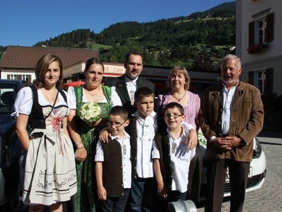 Bettina Pichler und Roland Schönherr mit ihren Kindern und Trauzeugen am Hochzeitstag. Bettina Pichler und Roland Schönherr mit ihren Kindern und Trauzeugen am Hochzeitstag.