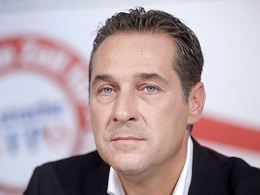 FPÖ-Chef Heinz-Christian Strache bei der Präsentation der 2. Plakatkampagne zur Nationalratswahl FPÖ-Chef Heinz-Christian Strache bei der Präsentation der 2. Plakatkampagne zur Nationalratswahl