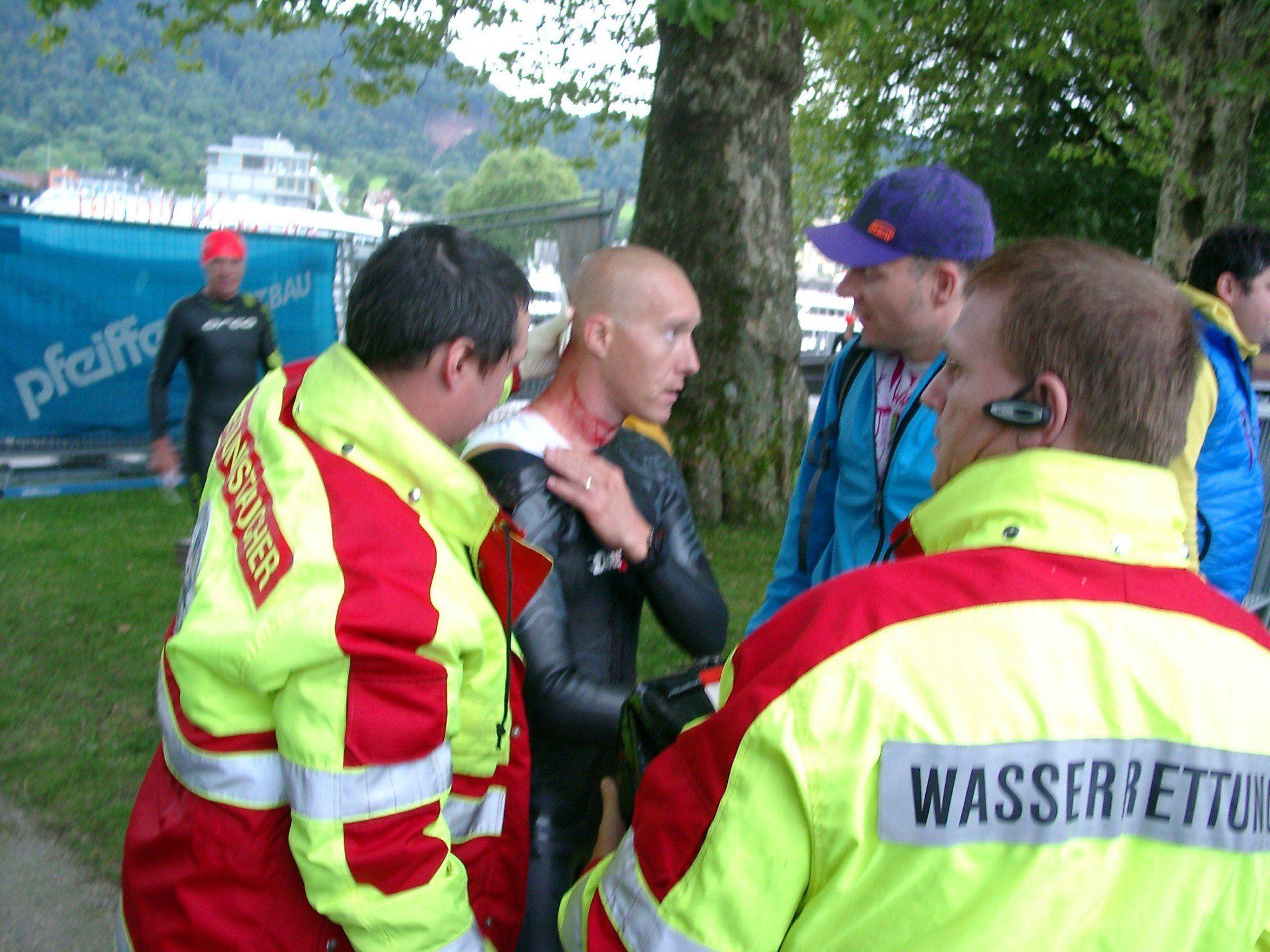 Schwerste Verletzungen am Hinterkopf zog sich ein Athlet des Trans Vorarlberg Triathlon kurz vor dem Start an der Mole  zu.