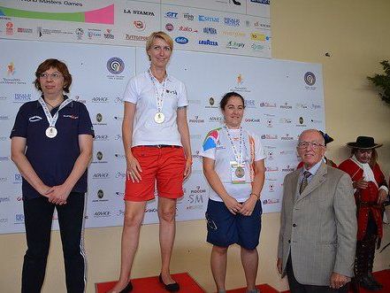 Freudige Überraschung: Sabine Bereuter (Mitte/USG Klaus) holte sich die Goldmedaille und den Titel „World Master Champion 2013“, Freudige Überraschung: Sabine Bereuter (Mitte/USG Klaus) holte sich die Goldmedaille und den Titel „World Master Champion 2013“,