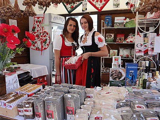 Erlesene Spezialitäten und Kunsthandwerk bei "waldviertelpur" am Heldenplatz Erlesene Spezialitäten und Kunsthandwerk bei "waldviertelpur" am Heldenplatz
