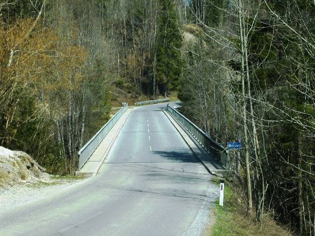 Die alte Brücke über das Brunsttobel muss ersetzt werden. Die alte Brücke über das Brunsttobel muss ersetzt werden.