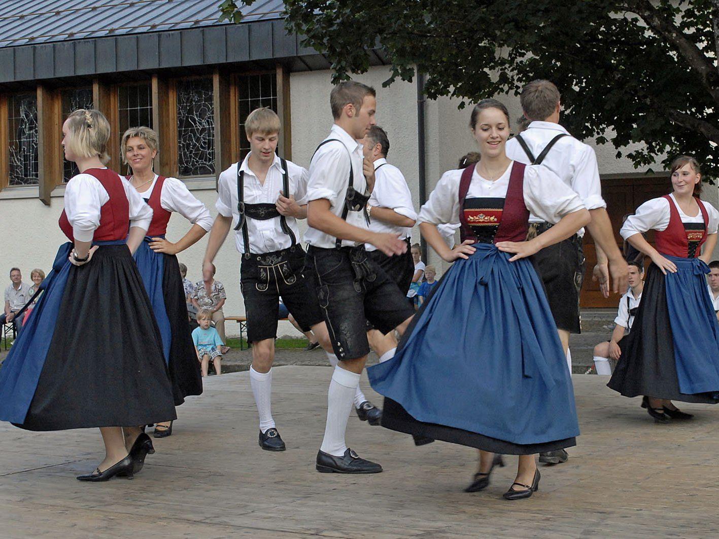Die Trachtengruppe Mellau war bei ihrem Fest auf dem Mellauer Dorfplatz doppelt gefordert.