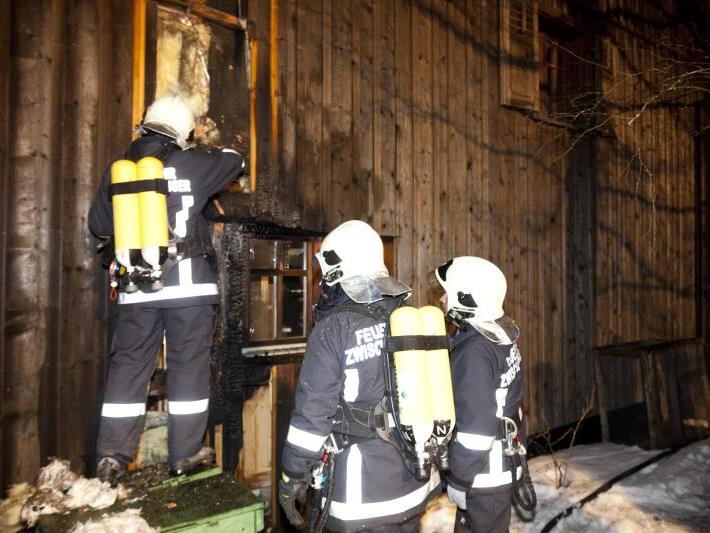 Feuerwehrmänner aus Dafins an jener Stelle beim Wohnhaus, wo das Feuer in der Nacht auf den 9. März gelegt wurde.