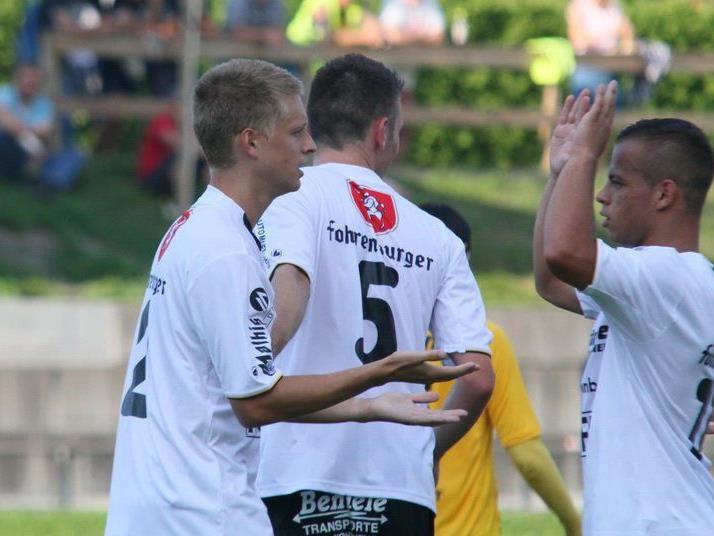 Die Jungprofis Julian Erhart und Felipe Dorta feierten den 3:1-Derbyerfolg in Höchst.