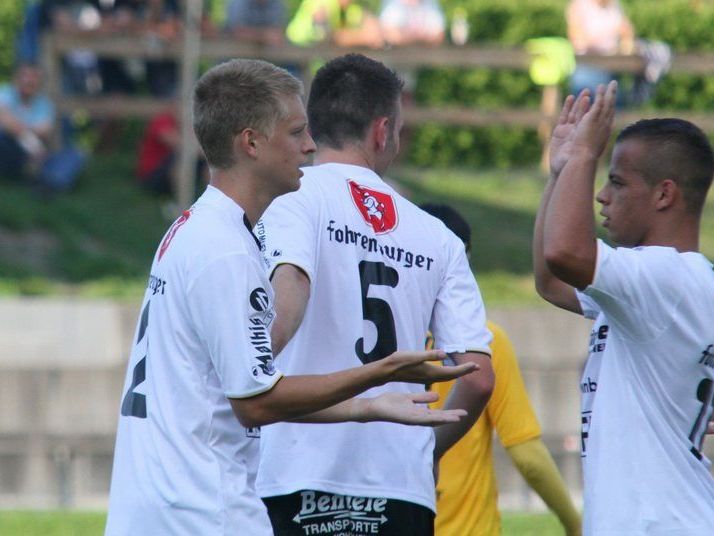 Die Jungprofis Julian Erhart und Felipe Dorta feierten den 3:1-Derbyerfolg in Höchst. Die Jungprofis Julian Erhart und Felipe Dorta feierten den 3:1-Derbyerfolg in Höchst.
