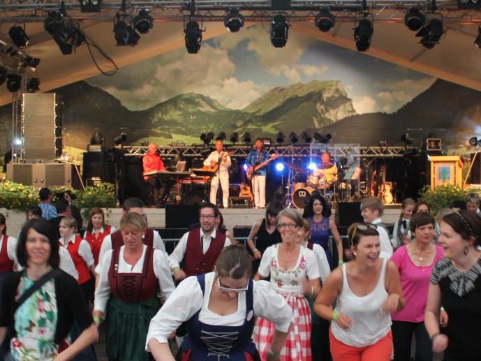 Einen glanzvollen „Auftritt“ hatte die Drehbühne beim Musikfest in Au. Einen glanzvollen „Auftritt“ hatte die Drehbühne beim Musikfest in Au.