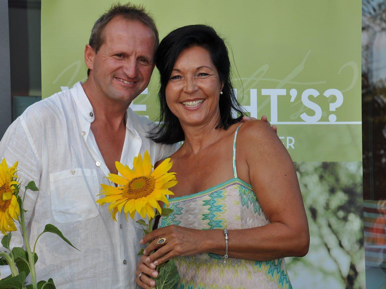 Franz Wagenleitner erhält von Freundin Marion Warasch eine Sonnenblume zur Buchpräsentation.