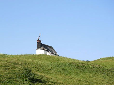 Schwere Schäden - Altar zum Glück bei Renovierung in Wien. Schwere Schäden - Altar zum Glück bei Renovierung in Wien.