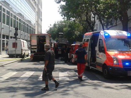 Vier personen wurden nach dem brand von der Rettung versorgt. Vier personen wurden nach dem brand von der Rettung versorgt.