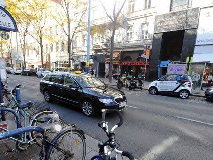 Gegen Tierschutz: Buttersäure-Anschlag auf VGT vor Kleider Bauer auf der Mariahilfer Straße in Wien Gegen Tierschutz: Buttersäure-Anschlag auf VGT vor Kleider Bauer auf der Mariahilfer Straße in Wien
