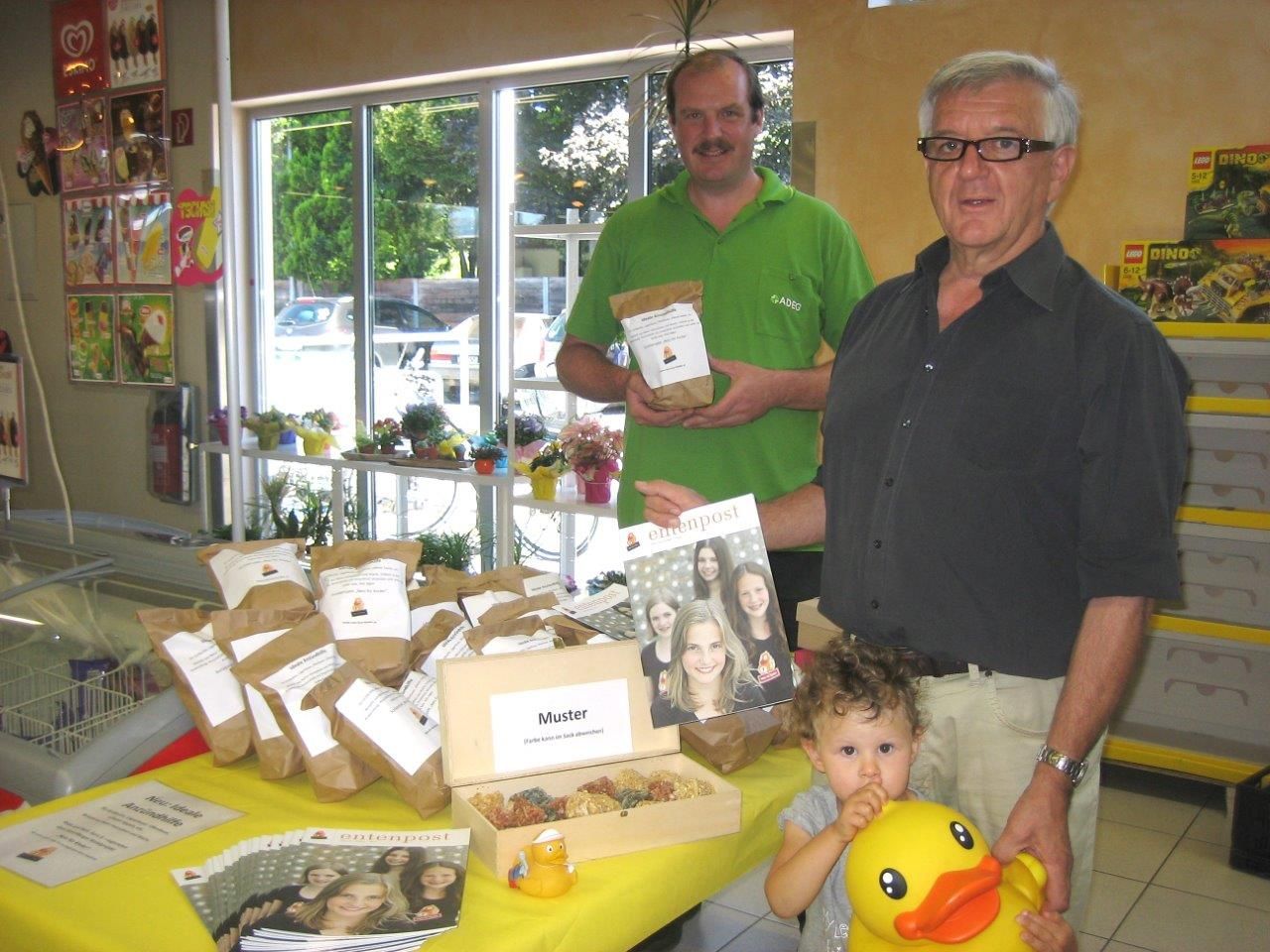 Eröffnung des Verkaufstandes im ADEG-Markt Rankweil durch den ADEG-Kaufmann Stefan Kogler (links) und den Obmann des "Netz für Kinder" Franz Abbrederis. Auch im Bild: Klein Linda mit der "Netz für Kinder-Ente". Eröffnung des Verkaufstandes im ADEG-Markt Rankweil durch den ADEG-Kaufmann Stefan Kogler (links) und den Obmann des "Netz für Kinder" Franz Abbrederis. Auch im Bild: Klein Linda mit der "Netz für Kinder-Ente".
