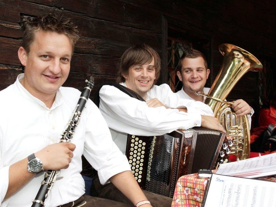 Die Vorarlberger Gruppe "nuDla tRio" freut sich auf viele ZuhörerInnen bei den Montafoner Volksmusiktagen. Die Vorarlberger Gruppe "nuDla tRio" freut sich auf viele ZuhörerInnen bei den Montafoner Volksmusiktagen.