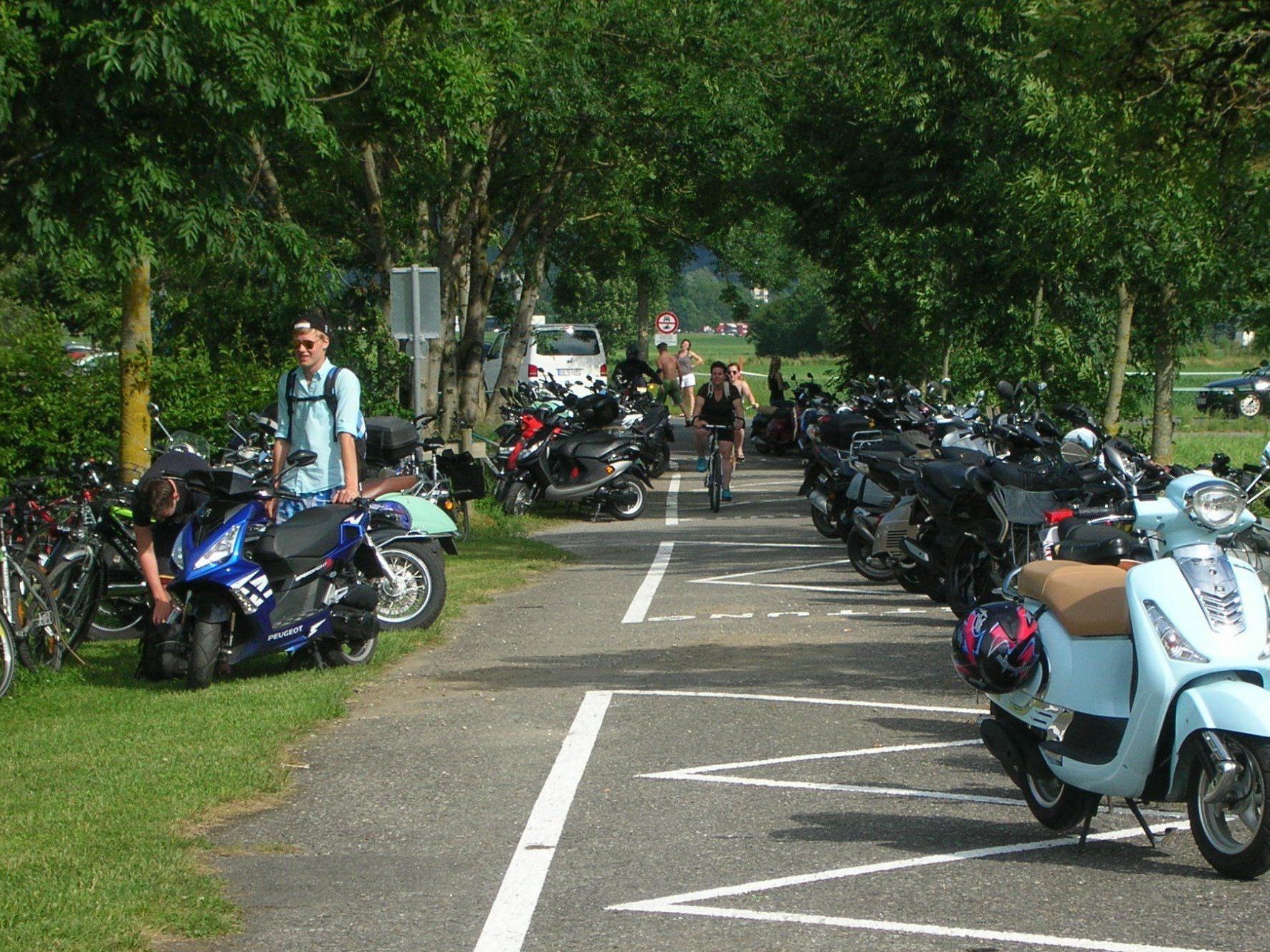 Ein gewohntes Bild am Baggersee Paspels: Die Rettungsgasse ist zugeparkt. Ein gewohntes Bild am Baggersee Paspels: Die Rettungsgasse ist zugeparkt.