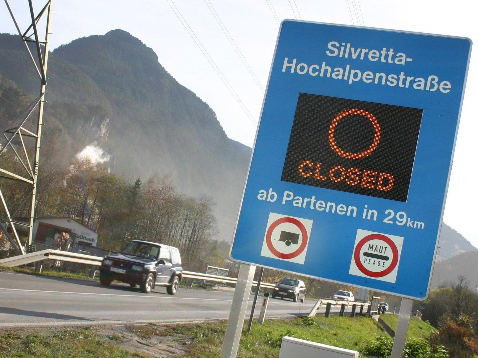 Die Silvretta-Hochalpenstraße wird heuer bereits Ende September gesperrt, Grund sind dringende Instandsetzungsarbeiten. Die Silvretta-Hochalpenstraße wird heuer bereits Ende September gesperrt, Grund sind dringende Instandsetzungsarbeiten.