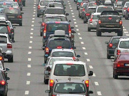 Vor Schulbeginn muss mit Stau gerechnet werden. Vor Schulbeginn muss mit Stau gerechnet werden.