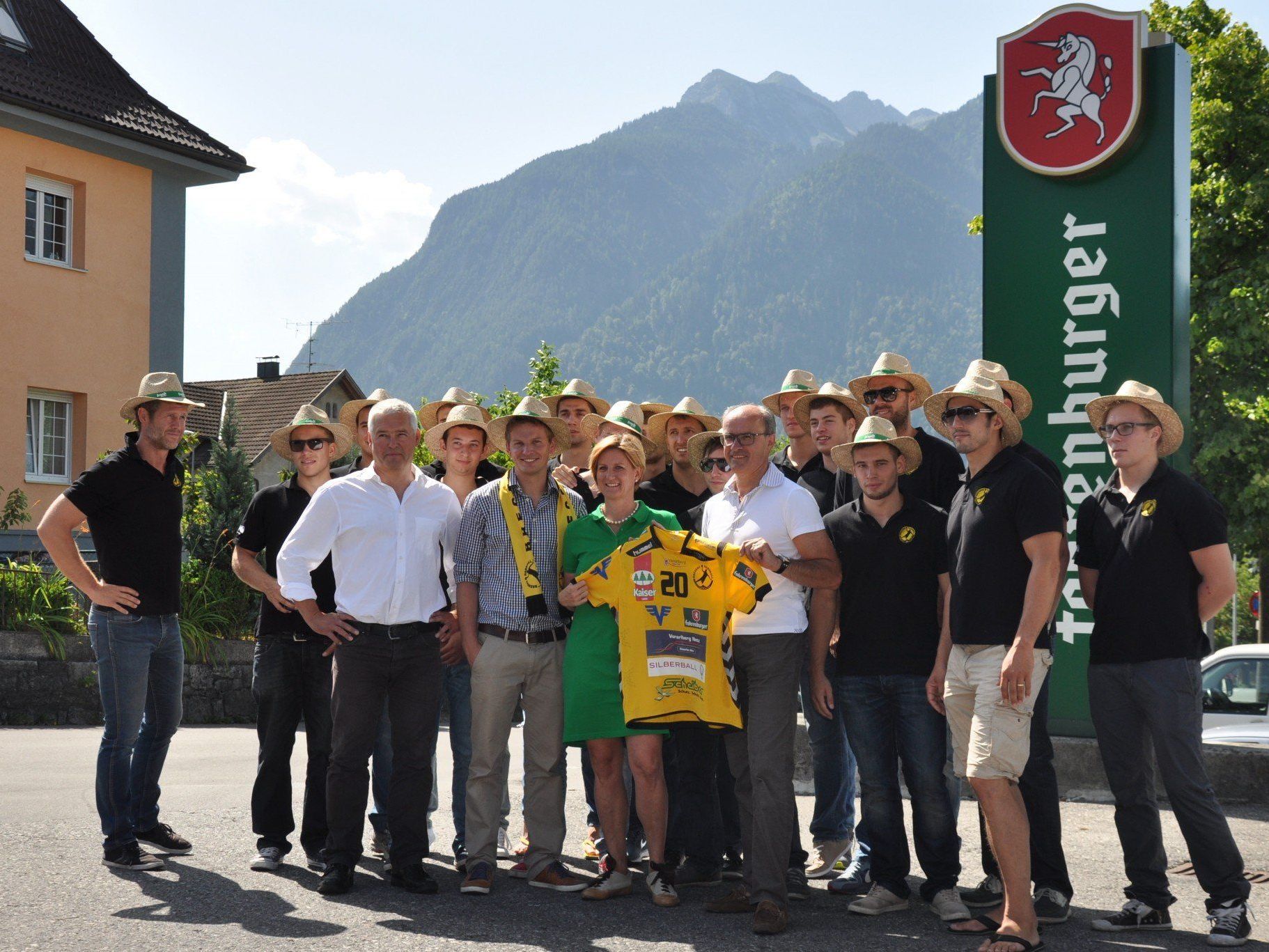 Brauerei Fohrenburg und Bregenz Handball verlängern um zwei Jahre den Sponsorvertrag. Brauerei Fohrenburg und Bregenz Handball verlängern um zwei Jahre den Sponsorvertrag.
