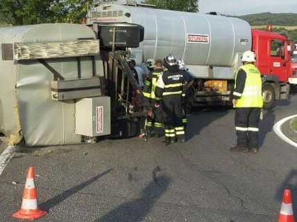 Im Kreisverkehr kippte der Lkw-Anhänger um. Im Kreisverkehr kippte der Lkw-Anhänger um.