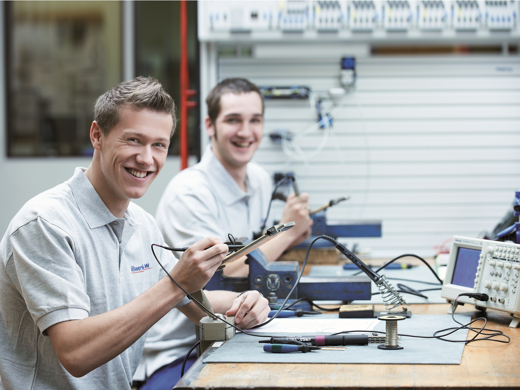 VKW-Lehrlinge bei der Arbeit. VKW-Lehrlinge bei der Arbeit.