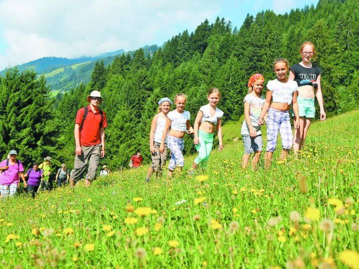 Über blühende Wiesen ging es querfeldfein. Kinder wie Erwachsene hatten ihre Freude an der informativen Wanderung. Über blühende Wiesen ging es querfeldfein. Kinder wie Erwachsene hatten ihre Freude an der informativen Wanderung.