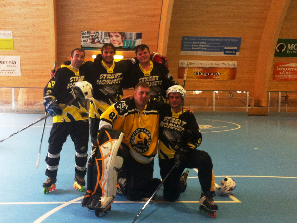 Von links nach rechts: Bernd Raggl, Thomas Konzett, Christian Jochum, Goalie „Volker“, Joachim Jäger; auf dem Bild fehlt Patrick Plangg. Von links nach rechts: Bernd Raggl, Thomas Konzett, Christian Jochum, Goalie „Volker“, Joachim Jäger; auf dem Bild fehlt Patrick Plangg.