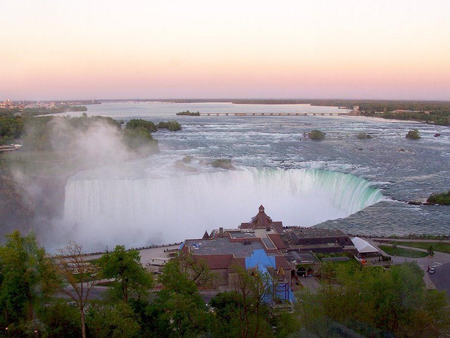 Oakes Hotel Overlooking Falls in Niagara Falls / Kanada. Oakes Hotel Overlooking Falls in Niagara Falls / Kanada.