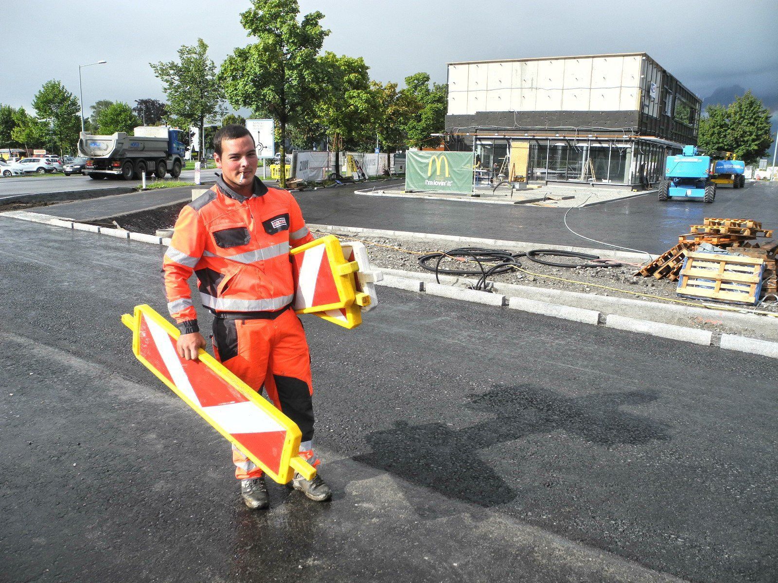 Die neue Zufahrt zum McDonald's Restaurant und dem künftigen MERKUR EKZ ist fertig gestellt Die neue Zufahrt zum McDonald's Restaurant und dem künftigen MERKUR EKZ ist fertig gestellt