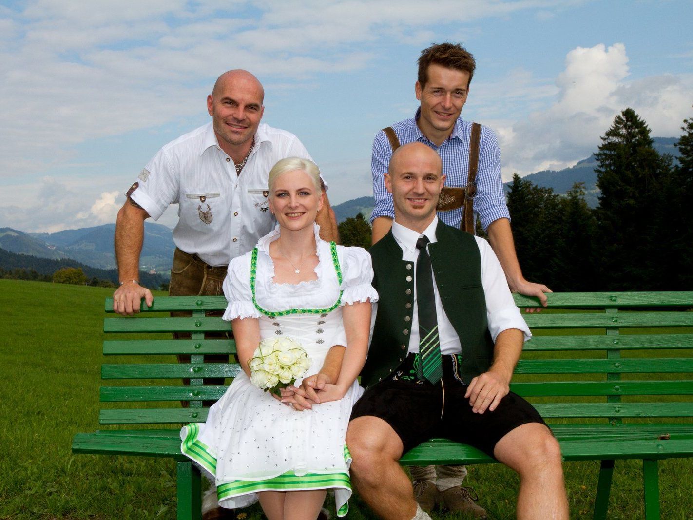 Das glückliche Paar mit den Trauzeugen Das glückliche Paar mit den Trauzeugen