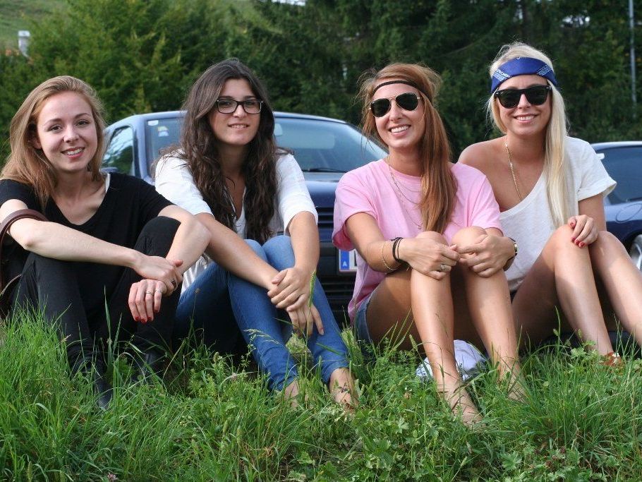 Gut gelaunte weibliche Alberschwender Fußballfans. Gut gelaunte weibliche Alberschwender Fußballfans.