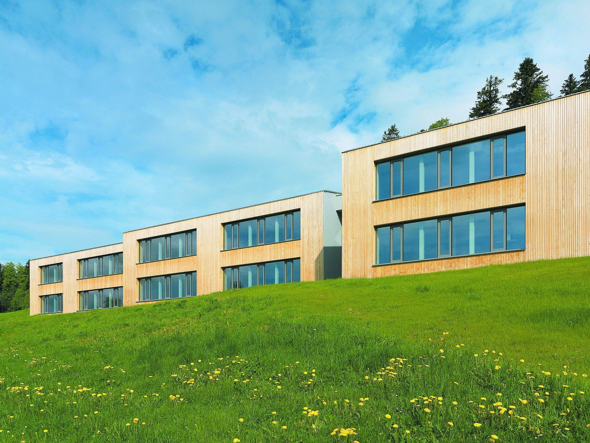 Tribünentreppe. Eine Komposition kräftiger Baukörper und freier Durchblicke, die in Dachform und Stufen der großen Treppe die Landschaft spüren lassen.