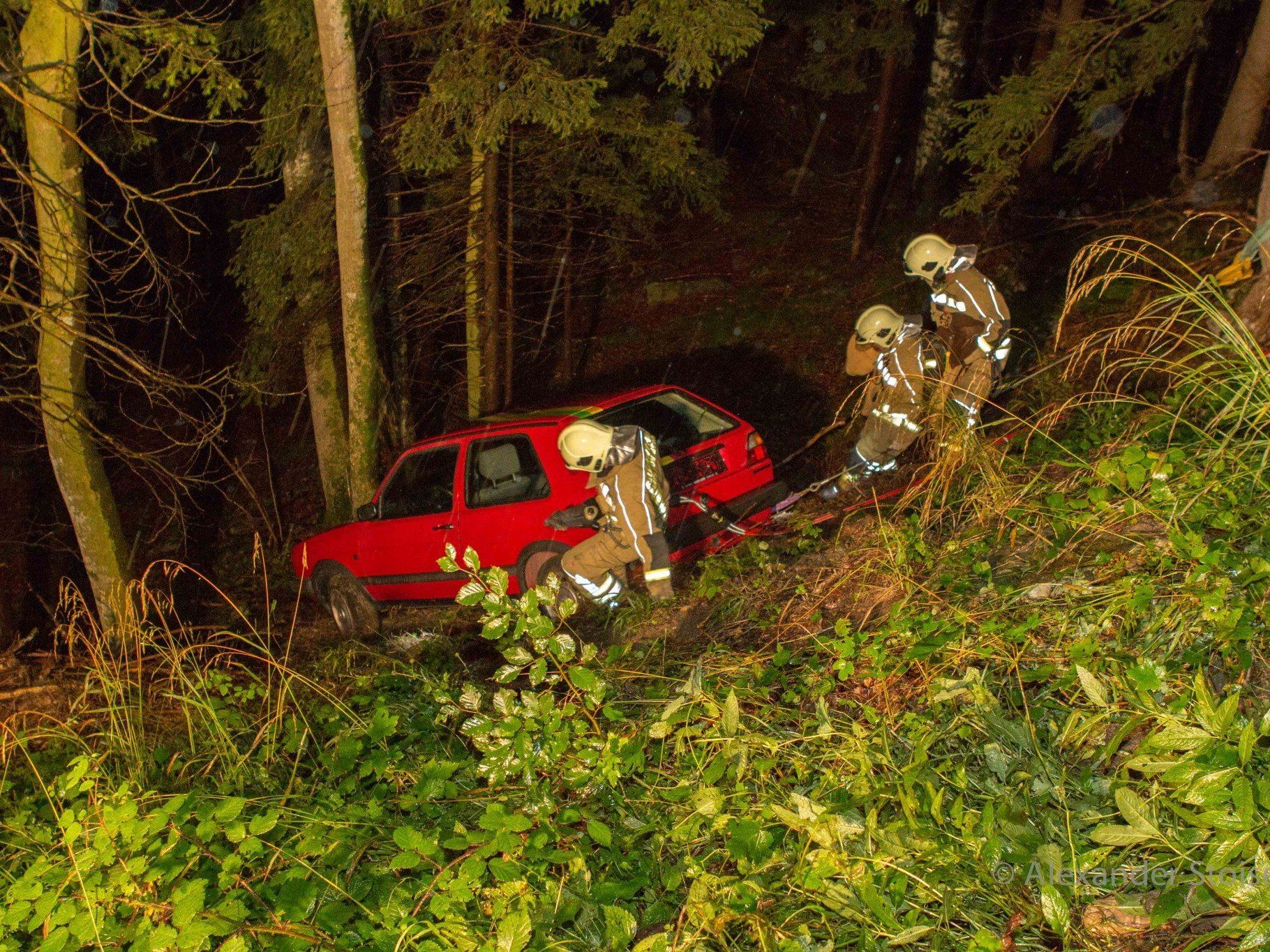 Albtraum eines jeden Autofahreres - ein Unfall, noch dazu in steilem Gelände.