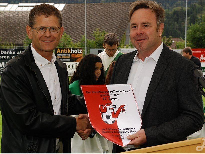 VFV Präsident Dr. Horst Lumper mit FC Bizau-Obmann Josef "Mofa" Greber
