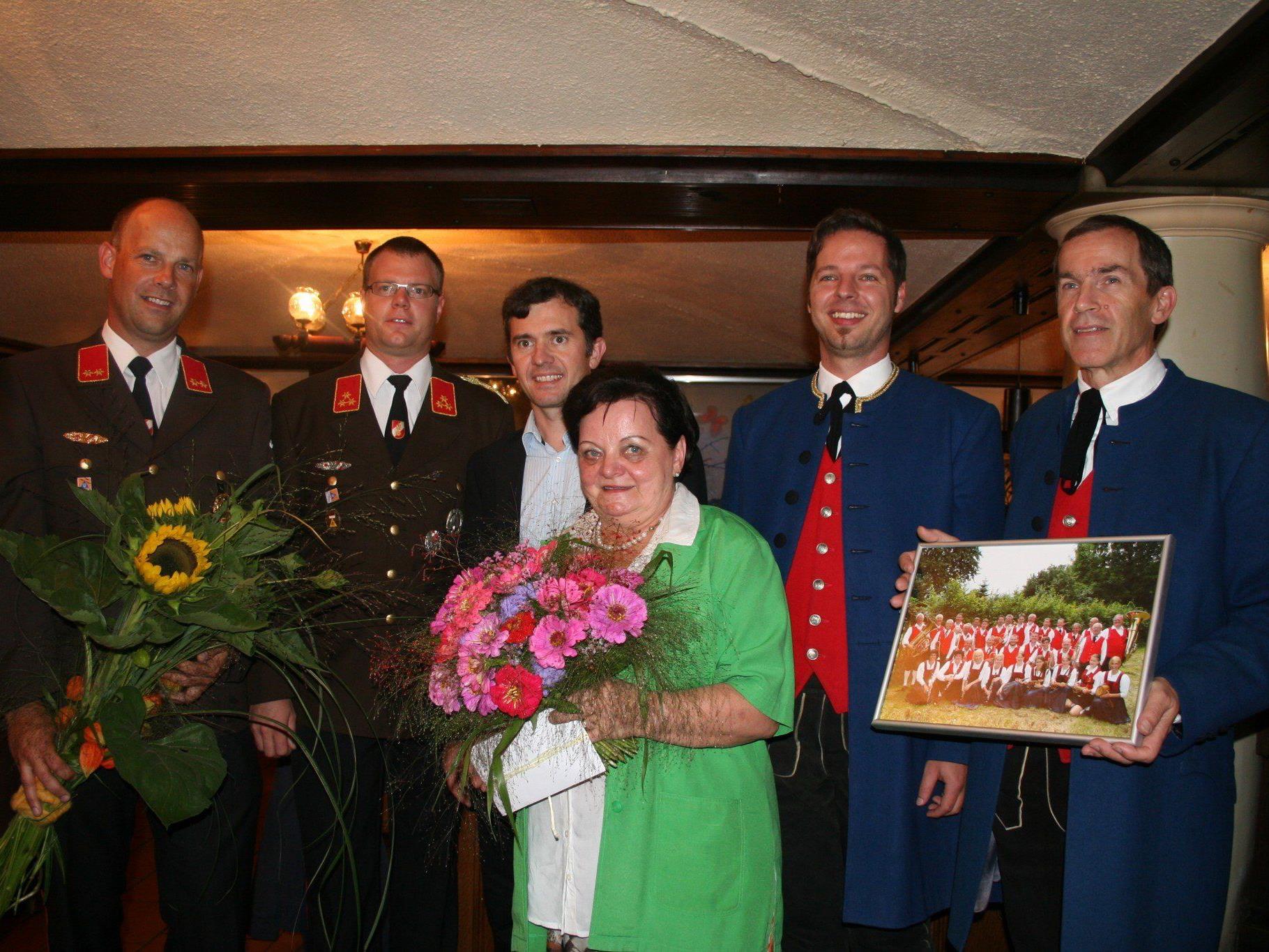 Markus Mayr (Kommandant-Stv.), Wolfgang Stöcklmair (Kommandant), Bgm. Martin Summer, Markus Summer (Kapellmeister) und Alfred Lins (Obmann) mit Martha Fulterer.