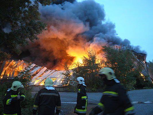 Verheerender Anblick der brennenden Lagerhalle