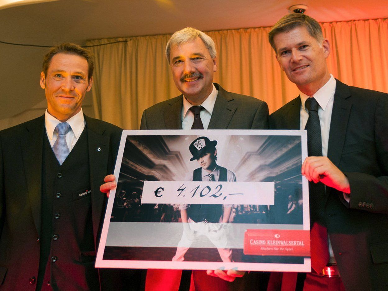 Marcellus Wünsche (li.) und Dir. Bernhard Moosbrugger (re.) überreichten den Scheck. Marcellus Wünsche (li.) und Dir. Bernhard Moosbrugger (re.) überreichten den Scheck.