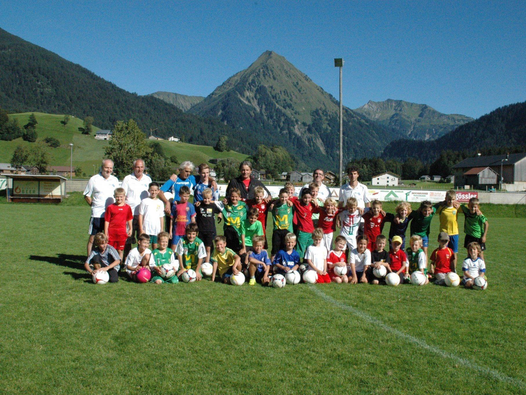 Die jungen Kicker des FC Au freuten sich über den Besuch von Didi Constantini