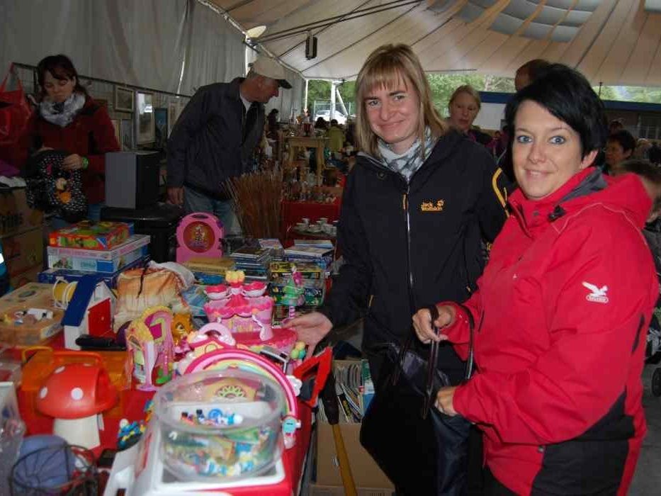 Vor dem Kauf wurden die Waren immer eingehend begutachtet. Vor dem Kauf wurden die Waren immer eingehend begutachtet.