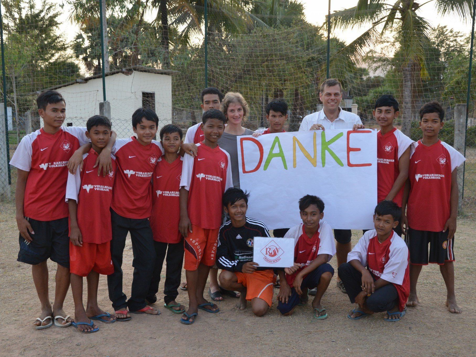 Der Tennisklub Rankweil und FC RW Rankweil unterstützten gemeinsam ein soziales Projekt. Der Tennisklub Rankweil und FC RW Rankweil unterstützten gemeinsam ein soziales Projekt.