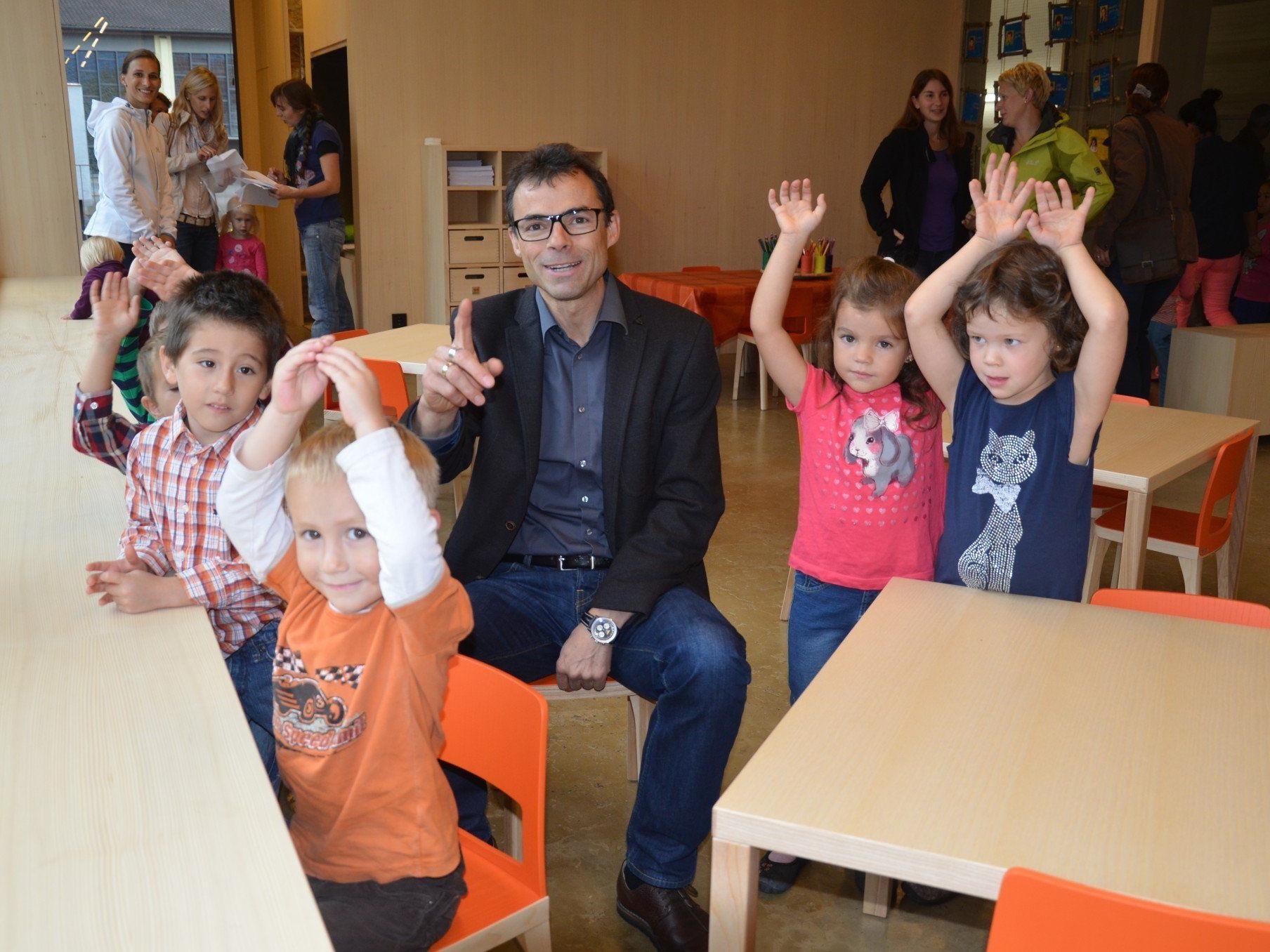 Bürgermeister Kilian Tschabrun inmitten von begeisterten Kindern.