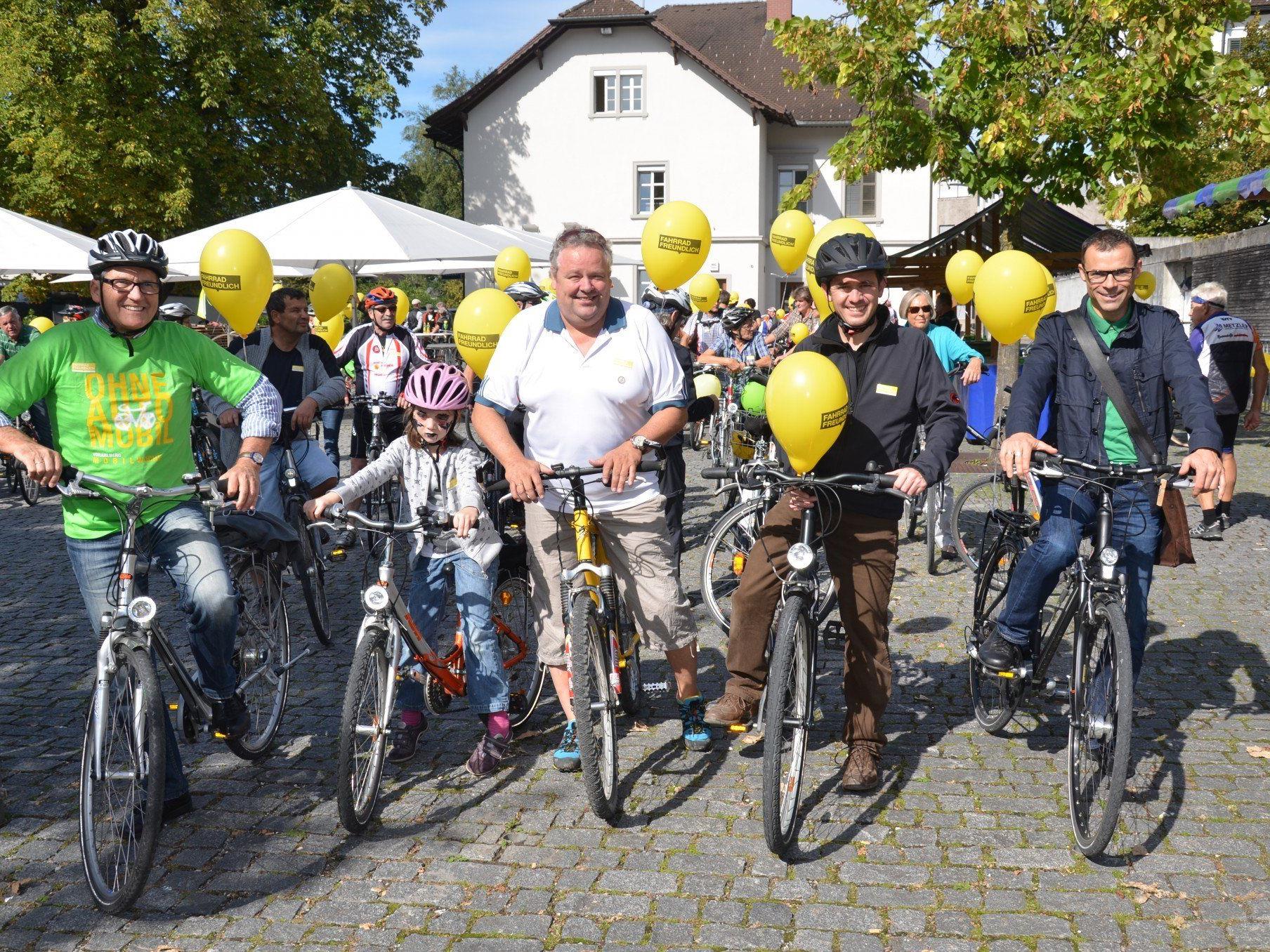 Die Bürgermeister führten die Fahrradparade von Rankweil nach Altenstadt an.