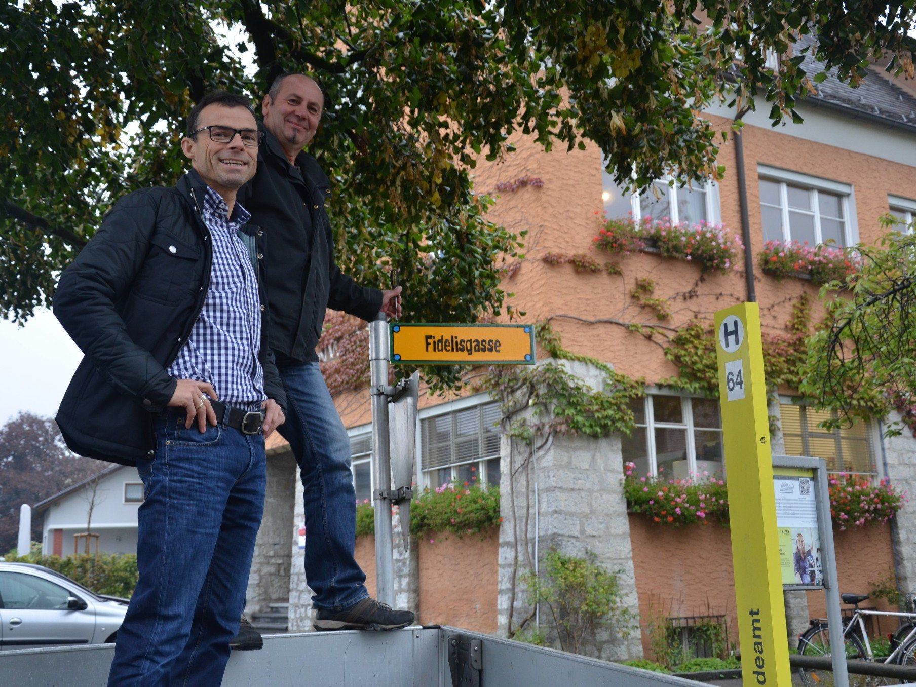 Martin Mathis montiert die neue Straßenbeschriftung beim Gemeindeamt mit Bürgermeister Kilian Tschabrun. Martin Mathis montiert die neue Straßenbeschriftung beim Gemeindeamt mit Bürgermeister Kilian Tschabrun.