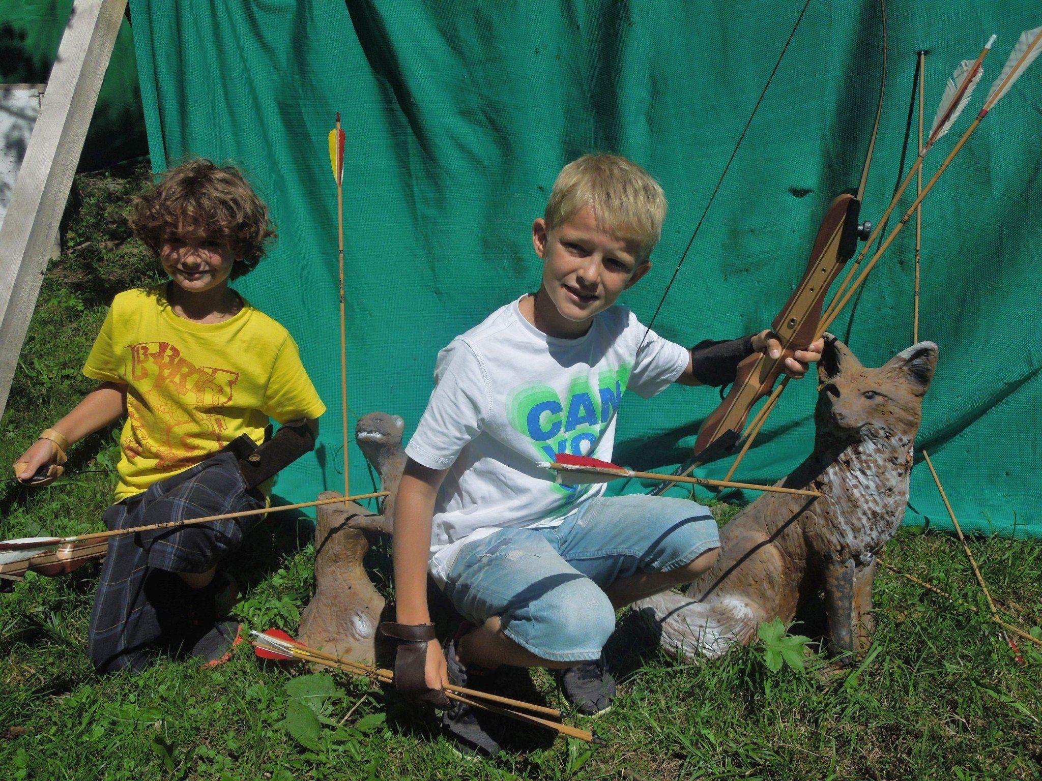 Die Kinderreporter versuchten sich als Bogenschützen und begaben sich auf die neueste Attraktion im Ebnit, den 3 D Bogenparcours.