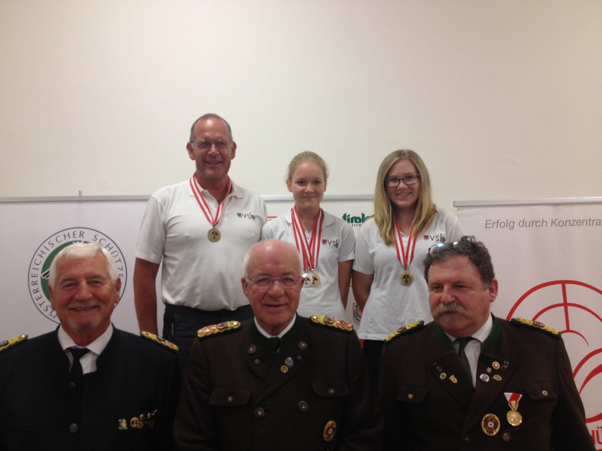 Die erfolgreichen Teilnehmer hinten v.l.n.r. Walter Egender, Bianca Egender, Sabrina Hopfner. Die erfolgreichen Teilnehmer hinten v.l.n.r. Walter Egender, Bianca Egender, Sabrina Hopfner.